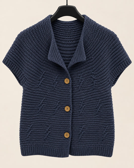 Kurzarm-Strickjacke in Marine, Ganzkörperansicht