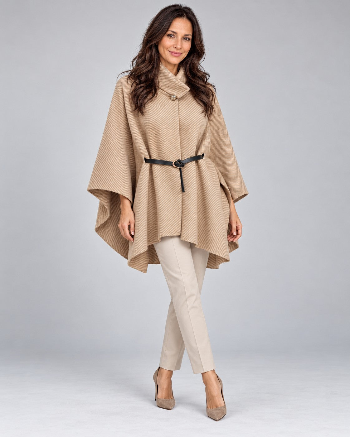 Cape-Poncho in Camel, Ganzkörperansicht