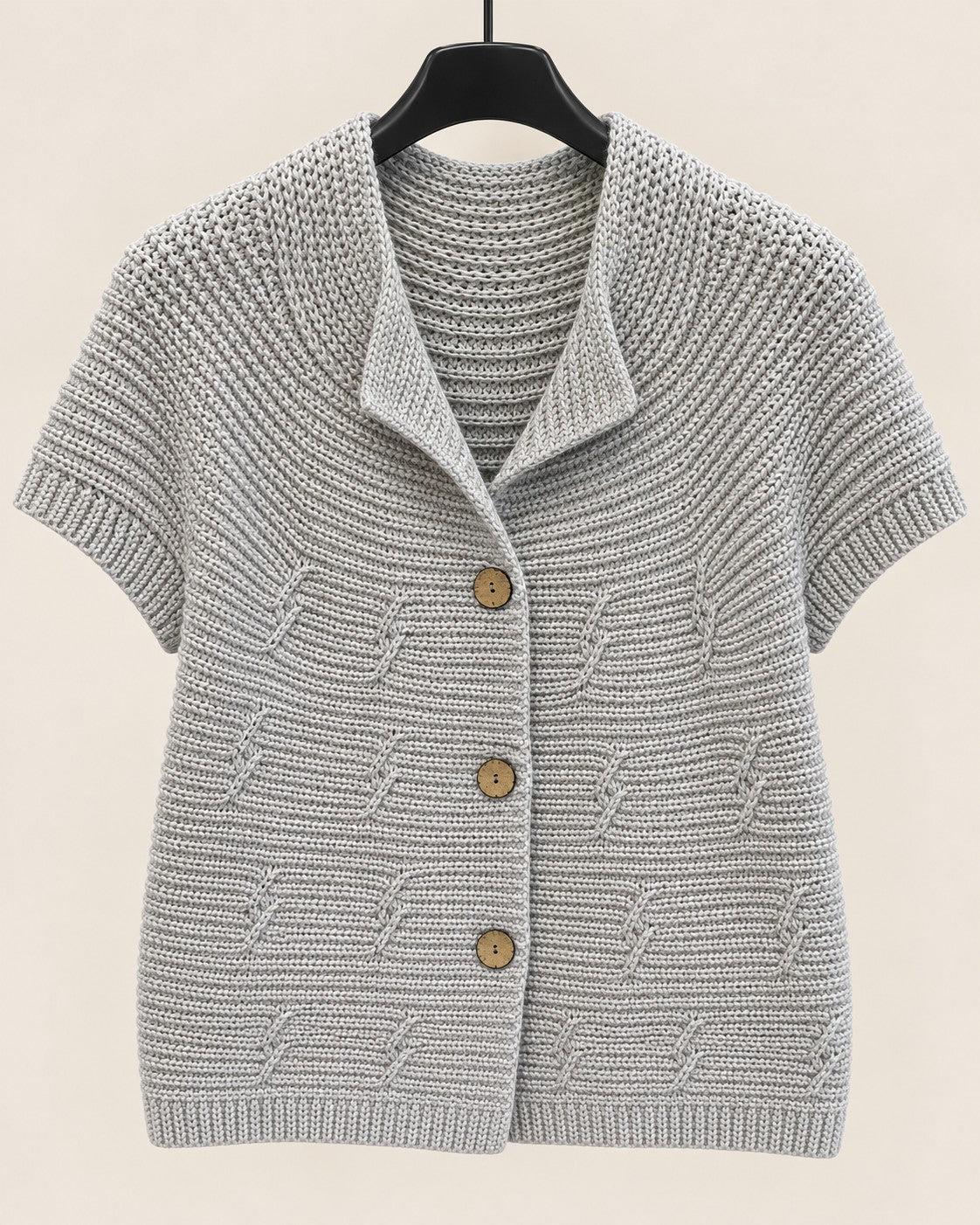 Kurzarm-Strickjacke in Grau, Ganzkörperansicht