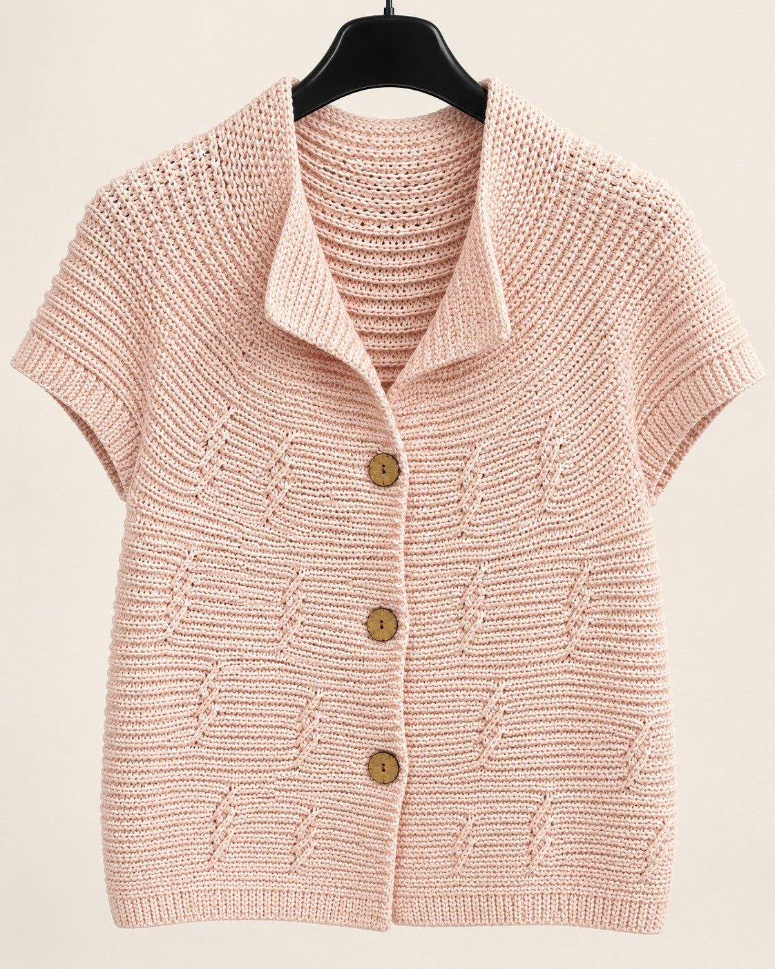 Kurzarm-Strickjacke in Rosa, Ganzkörperansicht