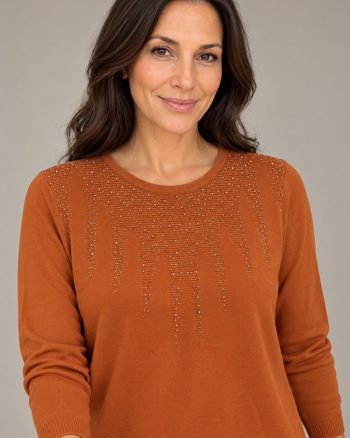 Tunika-Pullover in Rost, Detail der Strassverzierung